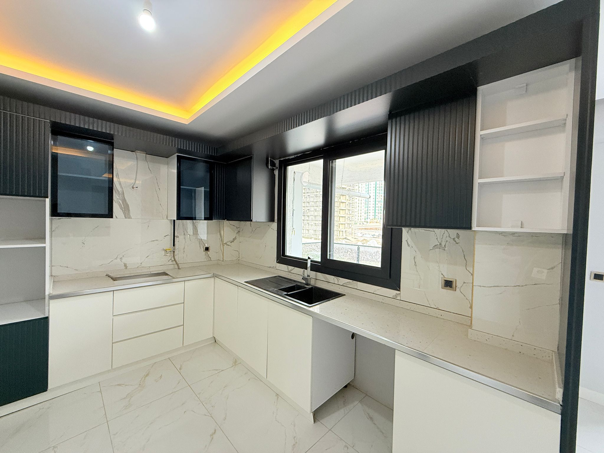 KAYA EMLAKTAN YENİ CEZAEVİ KARŞISI 3+1 LÜX DAİRE